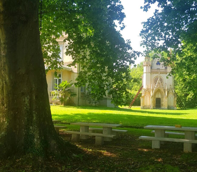 AUTRE-VUE-TABLES-VERS-FACADE-CHAPELLE